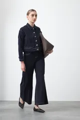 Pantalón de fit flare color azul marino, confeccionado en cotton spandex, con pespuntes a contratono en blanco. Se ajusta suavemente en la cadera y se abre hacia el ruedo.