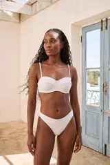 Culotte de bikini blanco con tiro alto, de diseño liso y clásico.