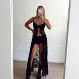Top de encaje negro con diseño de corpiño tipo bralette y falda larga abierta al frente, con terminaciones de puntilla.