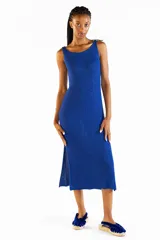 Vestido midi sin mangas de tejido de punto con hilo lurex brillante color azul, con escote redondo y aberturas laterales.