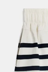 Shorts de tiro alto y cintura elástica ajustable con cordones a contraste, con bolsillos laterales ocultos en la costura.