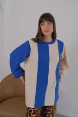 Buzo de viscosa con diseño a rayas verticales rojas y beige, mangas largas abullonadas con puños elastizados.