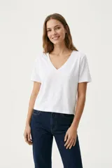 Remera de manga corta color blanco, con cuello en V y diseño clásico de corte recto.