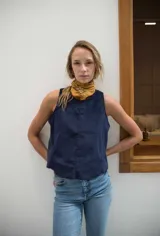Chaleco de pana azul marino con cuello a la base, espalda irregular y terminación desflecada.