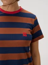 Vestido midi de algodón con diseño a rayas horizontales en tonos azul marino y marrón, corte recto con mangas cortas, cuello redondo rojo y pequeño bordado en el pecho.