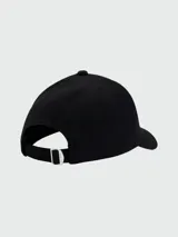 Gorra tipo baseball de lana color negro, con diseño minimalista y etiqueta metálica con logo en el lateral.