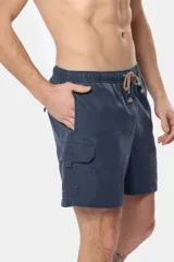 Short de baño azul marino de diseño cargo, con cintura elástica con cordón ajustable en tono tostado y un bolsillo lateral con solapa.