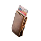 Billetera de cuero marrón con cierre de broche a presión y capacidad para tarjetas.