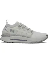 Championes Under Armour Phantom X de color gris claro, con parte superior de tejido transpirable, estructura de TPU translúcido en el mediopié con el logo de la marca, y entresuela amortiguada con suela texturizada para mayor tracción.