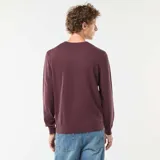 Sweater de punto color borgoña, de corte clásico y cuello redondo.