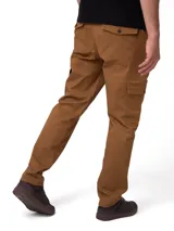Pantalon cargo de corte ajustado en color marrón, con bolsillos laterales tipo cargo con solapa y bolsillos traseros abotonados. Cuenta con cierre de cremallera y botón, además de elástico interior en la cintura para mayor comodidad.