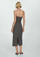 Vestido midi de corte entallado con diseño palabra de honor y estampado de raya diplomática. Presenta detalles drapeados en la cintura, cierre de cremallera en la parte posterior y abertura trasera.