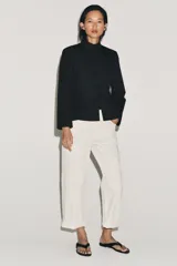 Blazer negro de mezcla de algodón, con cuello subido y manga larga. Cuenta con falsos bolsillos de vivo en el delantero y cierre frontal con alamares a tono.