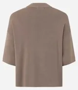 Blusa de punto de corte holgado, color negro, con cuello redondo elevado y mangas cortas amplias con sisa desplazada.