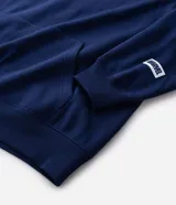 Buzo con capucha de color azul marino, confeccionado en tejido fleece. Presenta un diseño de manga larga con bolsillo tipo canguro y una estampa artística en la espalda que representa la silueta de Spider-Man con efecto de telaraña.