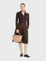 Cartera de mano Longchamp modelo Le Pliage One en tamaño S, color beige, con diseño minimalista, cierre de solapa con botón a presión y asas cortas.