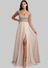 Vestido largo de fiesta con escote en V, cuerpo superior ajustado con bordado de pedrería y falda fluida de gasa con tajo lateral profundo.