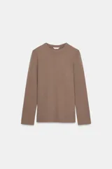 Camiseta de manga larga confeccionada en tejido de punto interlock elástico y flexible, con cuello redondo y bajo recto.