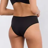 Bombacha color piel de lycra, de corte clásico.