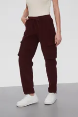 Pantalon cargo de pana color bordó, con cintura elástica con cordón ajustable, bolsillos laterales tipo cargo y corte recto.