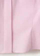 Camisa slim color rosado, de manga corta, con cuello camisero y cierre delantero con botones ocultos.