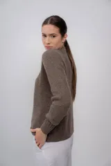 Cardigan marrón claro de punto con cuello redondo y cierre frontal con botones.