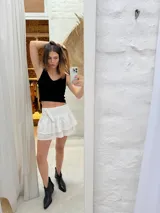 Minifalda blanca con bordado inglés, corte irregular y volados.