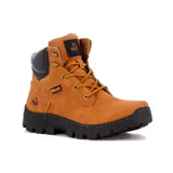 Bota casual West de caña media, color camel, con sistema de acordonado frontal, cuello acolchado en color negro y suela de goma dentada de alto relieve.