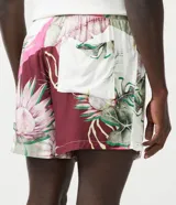 Bermuda de viscosa con estampado floral estilo patchwork, cintura elástica con cordón ajustable y bolsillos laterales.