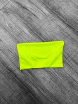 Top bandeau amarillo neón sin tirantes.