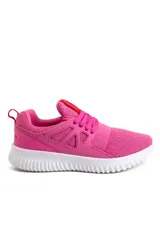 Championes deportivos Topper Mamba color fucsia con suela blanca, capellada de tejido knit transpirable y detalles sintéticos laterales con cordones y tira elástica de ajuste.