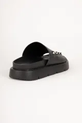 Sandalias negras de tira ancha en símil cuero con apliques de tachas y plataforma de 4cm de alto.