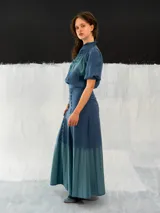 Falda larga azul con efecto degradado en verde, de corte a la cintura con dos bolsillos laterales y cierre invisible. Confeccionada en algodón tipo seda y teñida a mano.