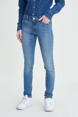 Jeans Levi's modelo 711, de corte skinny y tiro medio. Confeccionados en denim elastizado, presentan un ajuste ceñido en cadera y muslos con pierna ajustada y cierre de bragueta.