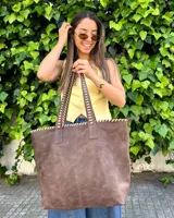 Bolso shopper de cuero color marrón caoba, hecho a mano en Uruguay, con detalles de costuras artesanales claras en los bordes y en las asas de hombro.