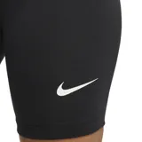 Shorts de ciclismo negros de tiro alto Nike, con logo blanco en la pierna izquierda.