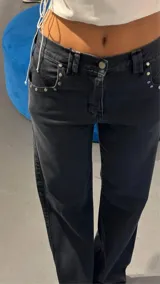 Pantalón de jean negro de corte recto.