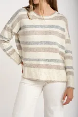 Sweater de punto con diseño de rayas horizontales en tonos neutros, cuello redondo, manga larga y puños acanalados.