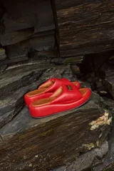 Sandalias de cuero color camel, con plataforma y hebilla dorada.