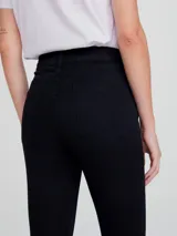 Pantalón de jean corte skinny, de tiro medio y color azul oscuro con costuras en contraste.