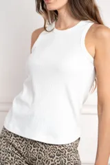 Top de algodón peinado color crudo, con cuello redondo alto, diseño de punto acanalado y calce al cuerpo.