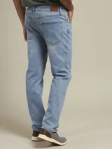 Pantalón de jean azul claro, corte recto, con bolsillos delanteros y traseros.