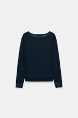 Jersey de punto verde militar con efecto doble, escote redondo y mangas largas con detalles en blanco en el cuello, puños y ruedo.