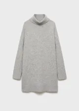 Vestido corto de punto con cuello vuelto y manga larga, de diseño recto y corte holgado.