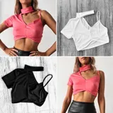 Crop top con cuello choker y manga corta, con abertura en el hombro y corte en V en el escote.