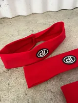 Vincha deportiva negra de lycra con logo blanco estampado.