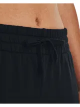 Pantalón de jogging Under Armour color negro, confeccionado en mezcla de algodón y poliéster con interior de forro polar ultrasuave. Cuenta con cintura elástica con cordón ajustable y bolsillos laterales abiertos.