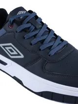 Championes urbanos Umbro modelo Milo-High, color azul marino con detalles en gris y suela blanca. Presentan el logo de la marca en el lateral y en la entresuela, con cordones al tono.