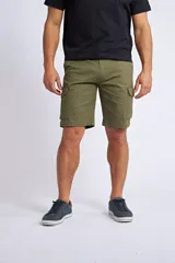 Bermuda cargo color verde oliva con bolsillos laterales tipo cargo, cierre de cremallera y botón, y pasacintos. Presenta un diseño funcional con logo bordado.