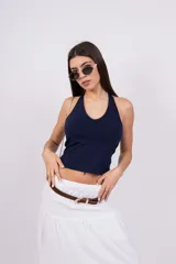 Top corto con estampado animal print de leopardo, escote halter y espalda descubierta.